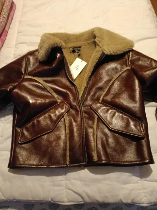 Cazadora efecto piel forrada