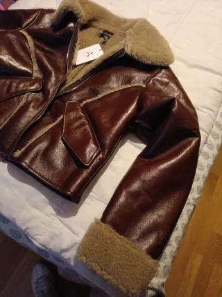 Cazadora efecto piel forrada