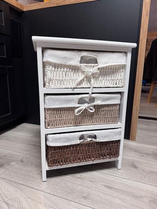 Cassettiera in vimini, legno e tessuto