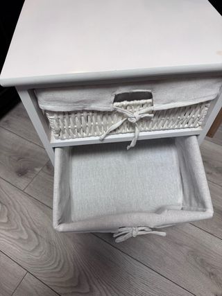 Cassettiera in vimini, legno e tessuto
