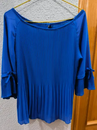 Blusa azul plisada con lazos en manga