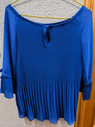 Blusa azul plisada con lazos en manga
