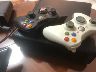 Xbox 360 completa con caja y con  juegos varios