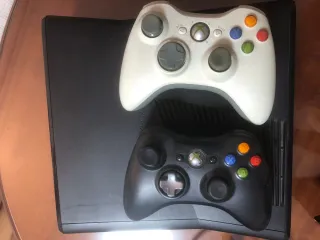 Xbox 360 completa con caja y con  juegos varios