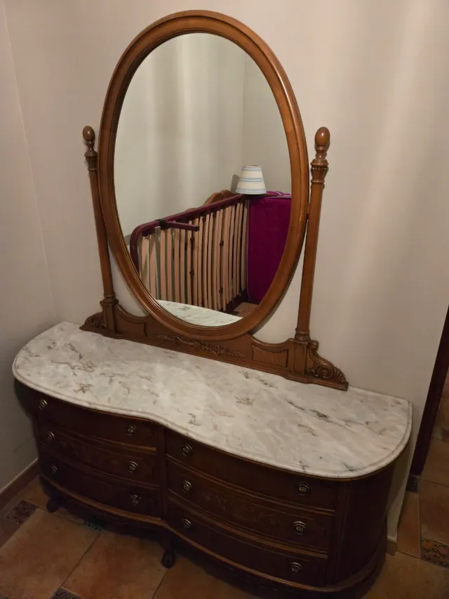 Tocador de madera con espejo y mármol