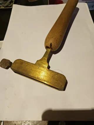 Herramienta para grabar títulos para encuadernació