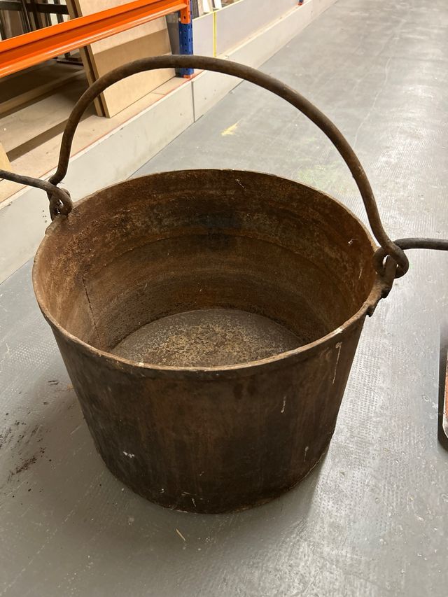 Olla antigua GRANDE de hierro con asa