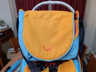 Carrito de bebé azul y naranja