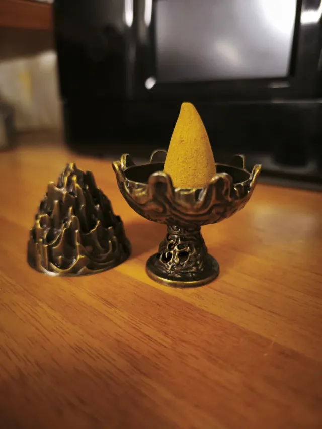 Brucia incensi in metallo dorato