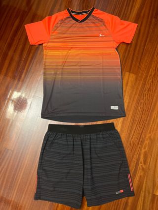 Conjunto deportivo camiseta y pantalón.