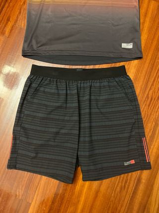 Conjunto deportivo camiseta y pantalón.