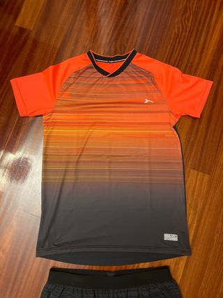 Conjunto deportivo camiseta y pantalón.