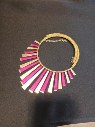 Collar dorado y rosa estilo abanico