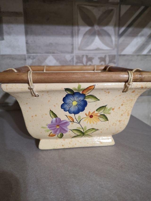 Portavaso decorato fiori in ceramica e bambù