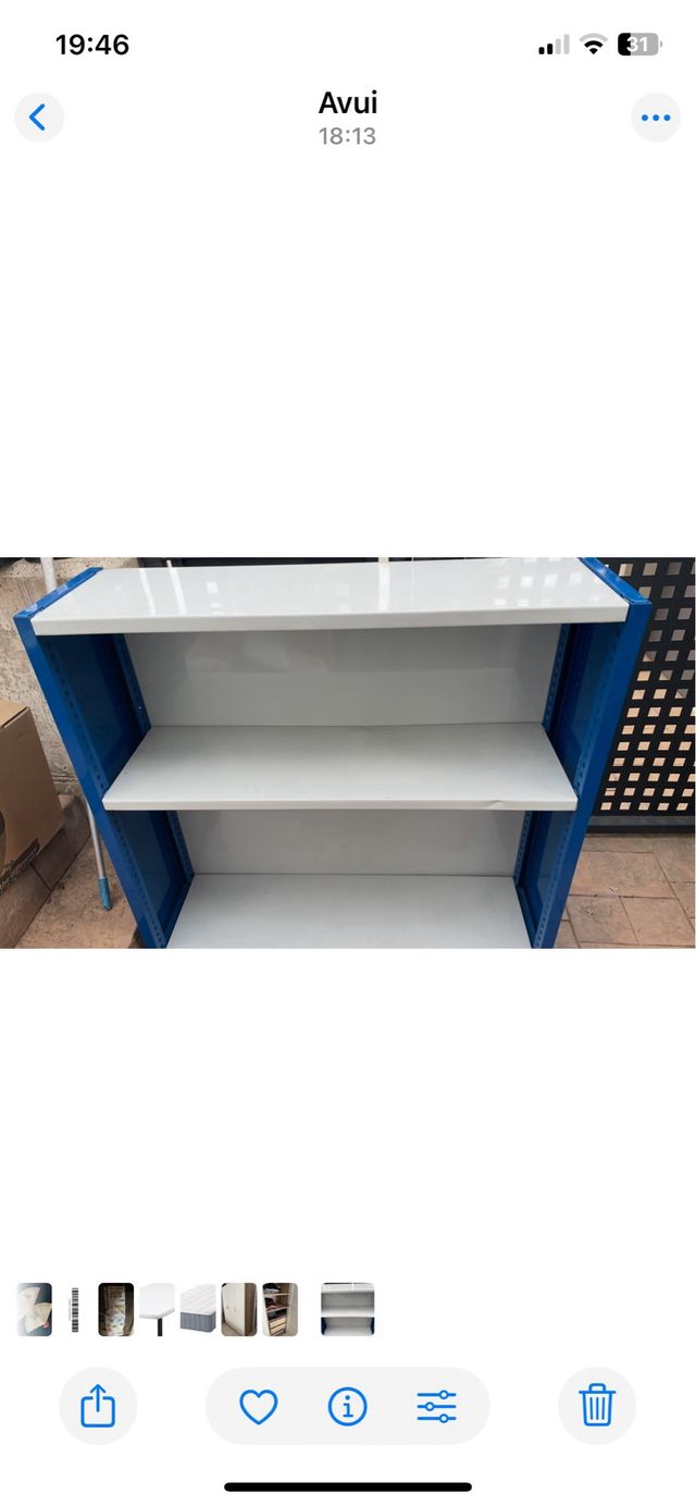 Estantería metálica azul y blanca