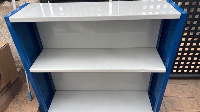 Estantería metálica azul y blanca