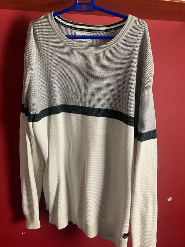 Sudadera gris y blanca de punto