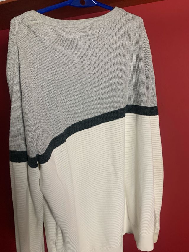 Sudadera gris y blanca de punto