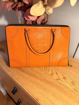 Portadocumentos Carolina Herrera Naranja
en piel
