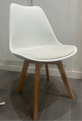 Silla moderna blanca y madera