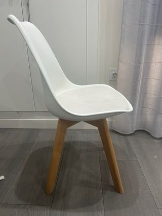 Silla moderna blanca y madera