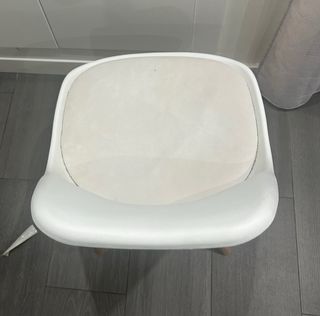 Silla moderna blanca y madera