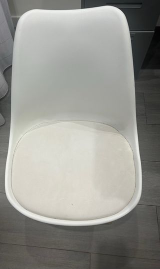 Silla moderna blanca y madera