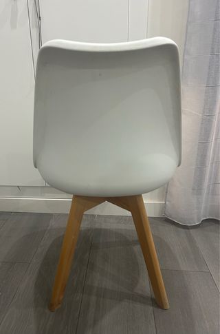 Silla moderna blanca y madera