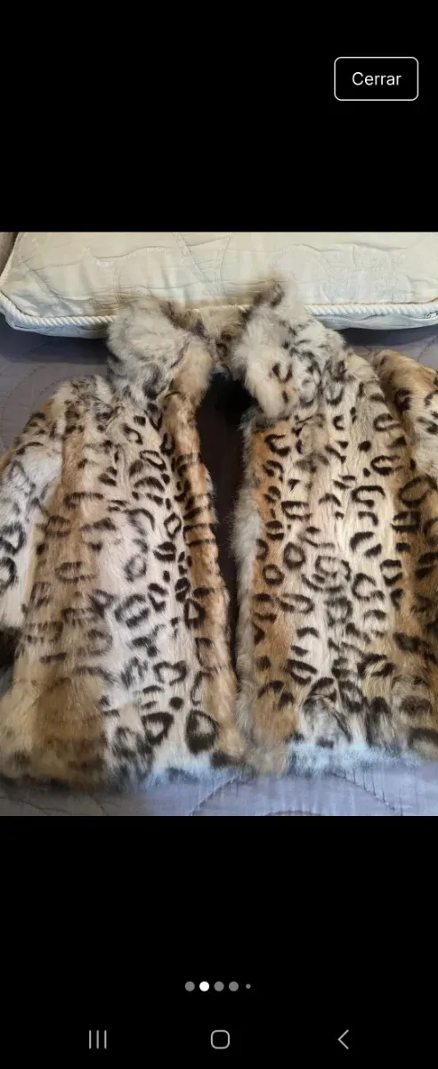 Abrigo pelo corto conejo estampado leopardo.