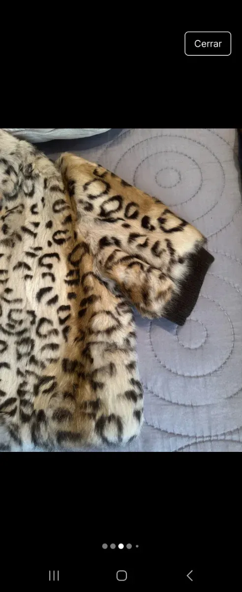 Abrigo pelo corto conejo estampado leopardo.