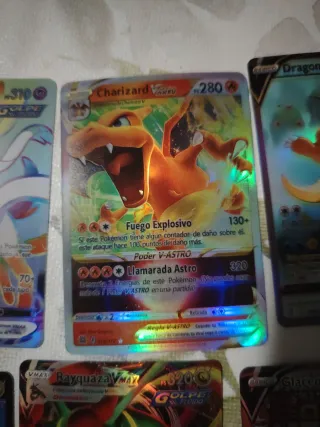 Cartas Pokémon Charizard V ASTRO y Rayquaza VMAX