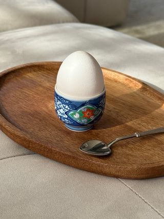 Huevera antigua de cerámica