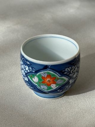 Huevera antigua de cerámica