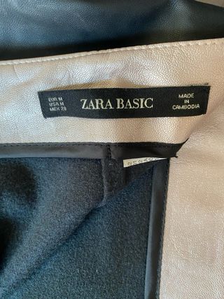 Falda tubo efecto piel negra