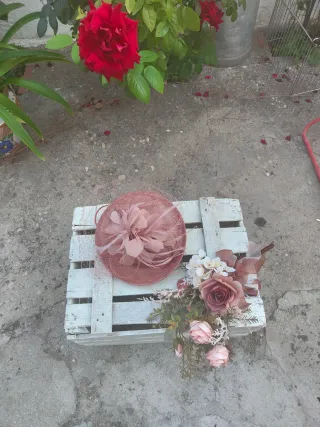 Tocado de fiesta rosa y marrón