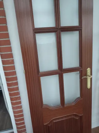 Puerta madera maciza con cristal
