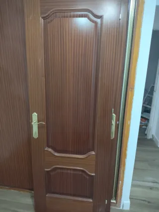 Puerta madera maciza con cristal