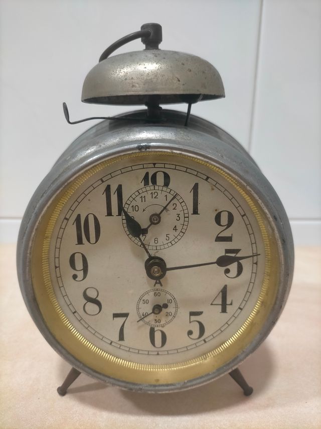 Reloj despertador antiguo de cuerda
