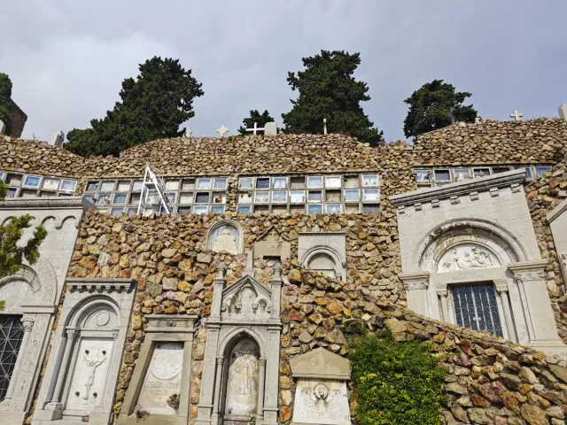 Nicho en primera planta y osera en planta baja 