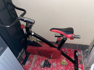 Bicicleta Estática Spinning Negra y Roja