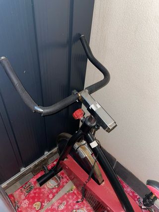 Bicicleta Estática Spinning Negra y Roja