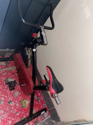 Bicicleta Estática Spinning Negra y Roja
