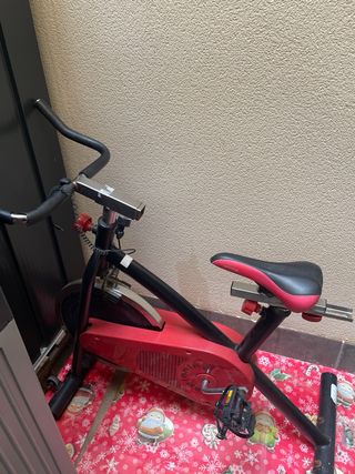 Bicicleta Estática Spinning Negra y Roja