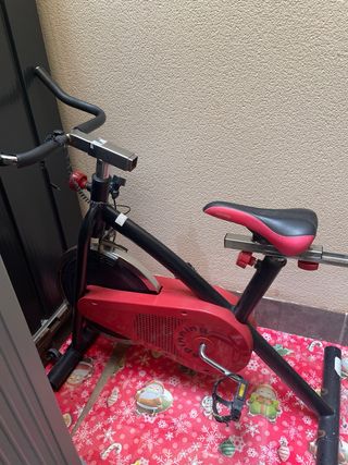 Bicicleta Estática Spinning Negra y Roja