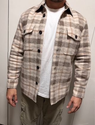 Sobrecamisa de cuadros beige y marrón