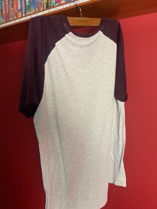 Camiseta raglán blanca y burdeos