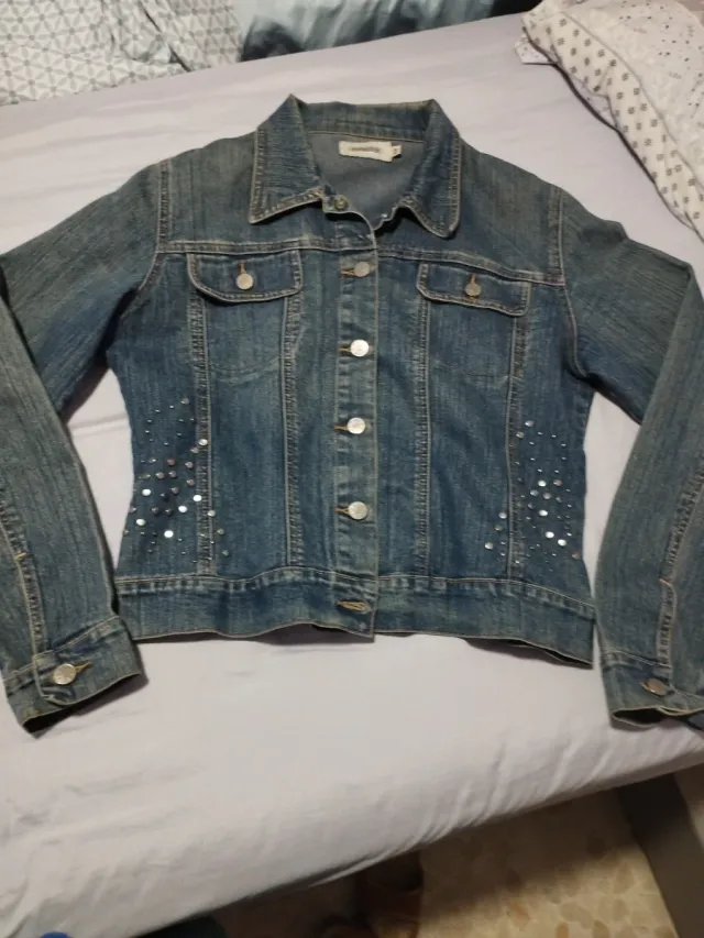 Chaqueta vaquera con tachuelas
