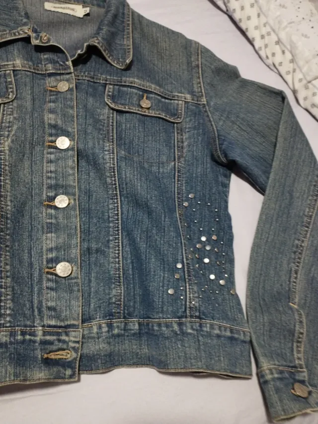Chaqueta vaquera con tachuelas