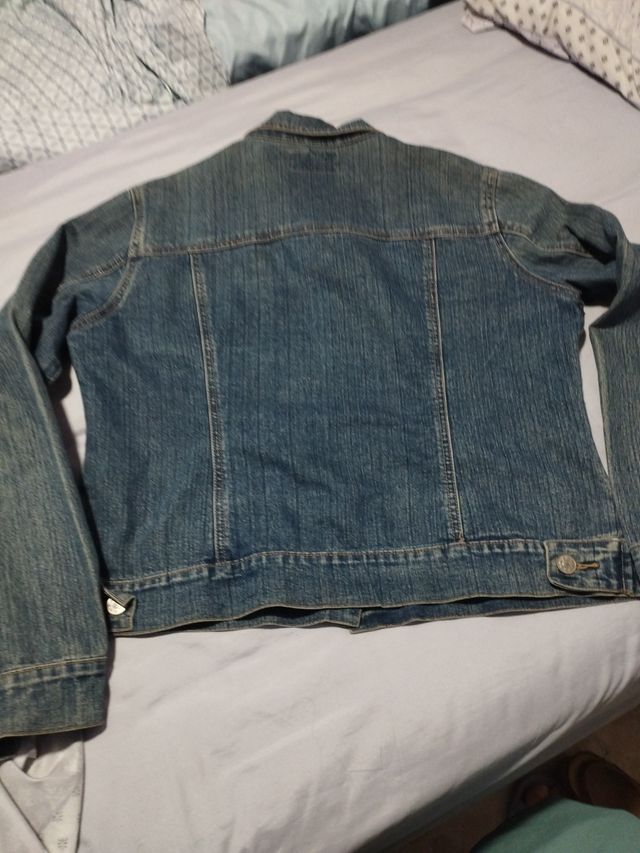 Chaqueta vaquera con tachuelas