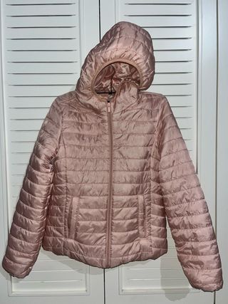 Chaqueta acolchada rosa con capucha